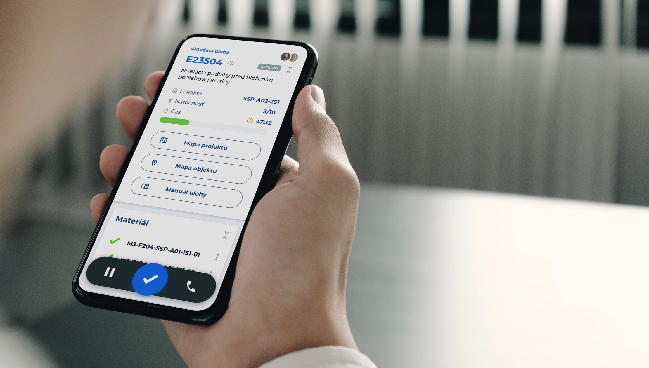 Pracovník na stavbe používa mobilnú aplikáciu BUILDUM
